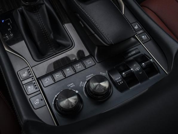 Lexus LX III Рестайлинг 2 с пробегом 2018 года, цена 7 990 000 рублей, 195481 км, внедорожник, Автокод Объявления