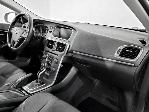 Volvo V40 Cross Country I Рестайлинг с пробегом 2017 года, цена 1 570 000 рублей, 185862 км, хэтчбек, Автокод Объявления