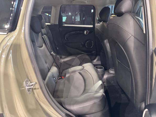 Mini Hatch III (F55/F56) Рестайлинг с пробегом 2020 года, цена 2 450 000 рублей, 28450 км, хэтчбек, Автокод Объявления