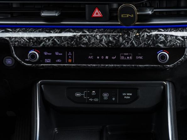 Kia Carnival IV Рестайлинг с пробегом 2024 года, цена 11 300 000 рублей, 26571 км, минивэн, Автокод Объявления
