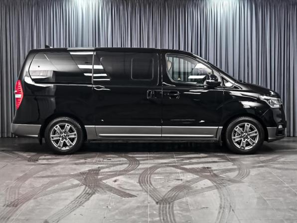 Hyundai H-1 II Рестайлинг 2 с пробегом 2018 года, цена 2 884 000 рублей, 116515 км, минивэн, Автокод Объявления