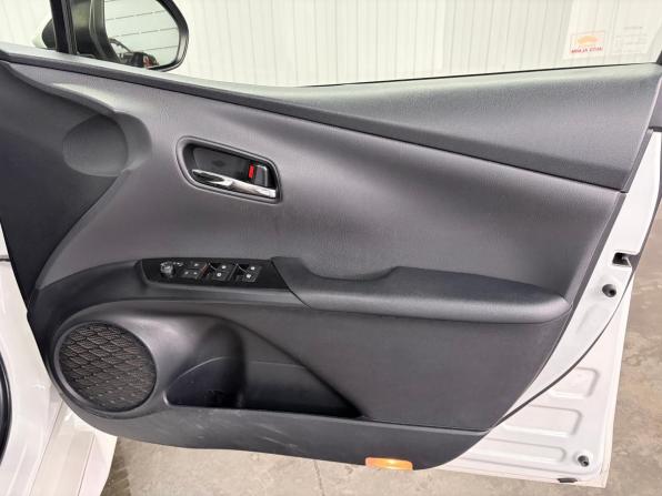 Toyota Prius IV (XW50) с пробегом 2017 года, цена 1 497 000 рублей, 107380 км, лифтбек, Автокод Объявления