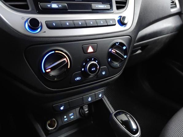 Hyundai Solaris II с пробегом 2017 года, цена 1 051 000 рублей, 155000 км, седан, Автокод Объявления