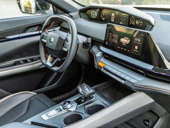 Changan UNI-V I с пробегом 2024 года, цена 2 398 000 рублей, 36817 км, лифтбек, Автокод Объявления