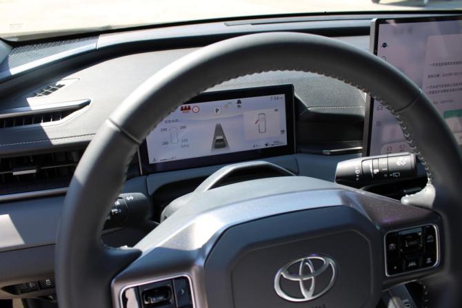 Toyota RAV4 VI (XA60) с пробегом 2025 года, цена 4 569 000 рублей, 13 км, внедорожник, Автокод Объявления