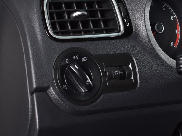 Volkswagen Polo V Рестайлинг с пробегом 2018 года, цена 1 299 995 рублей, 54183 км, седан, Автокод Объявления