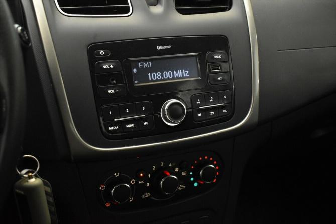 Renault Sandero II с пробегом 2017 года, цена 1 010 000 рублей, 73040 км, хэтчбек, Автокод Объявления