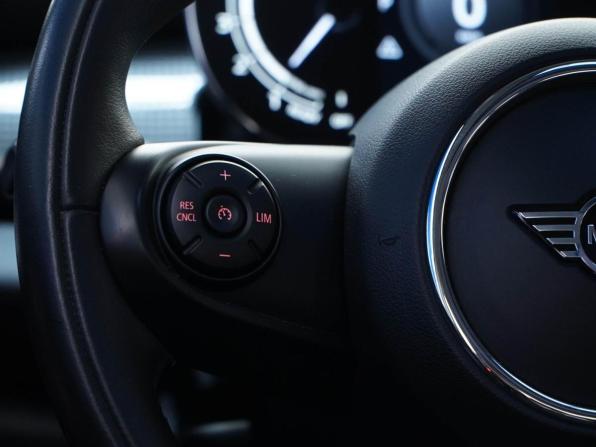 Mini Hatch III (F55/F56) Рестайлинг с пробегом 2020 года, цена 2 400 050 рублей, 85789 км, хэтчбек, Автокод Объявления