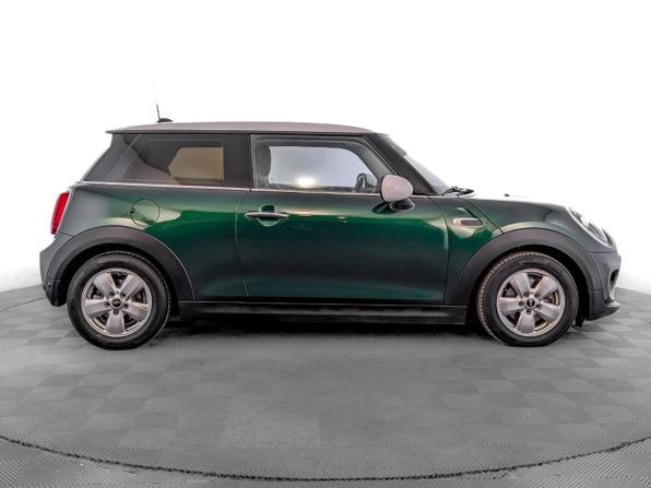 Mini Hatch III (F55/F56) Рестайлинг с пробегом 2018 года, цена 1 715 000 рублей, 81512 км, хэтчбек, Автокод Объявления