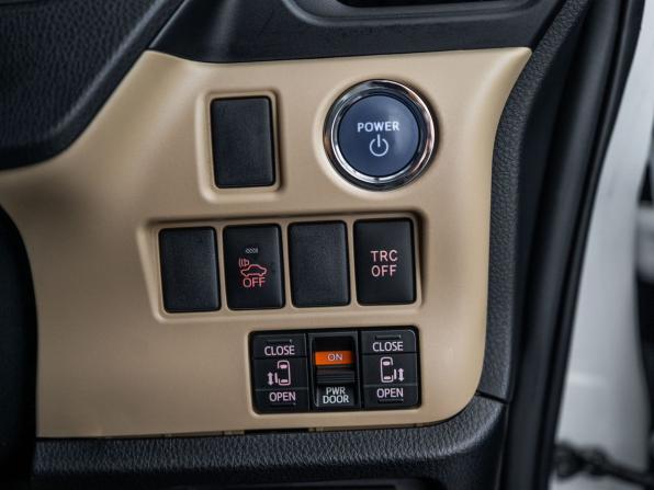 Toyota Noah III (R80) с пробегом 2014 года, цена 1 820 000 рублей, 196347 км, минивэн, Автокод Объявления