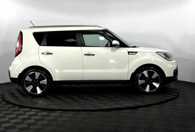 Kia Soul II Рестайлинг с пробегом 2018 года, цена 1 800 000 рублей, 63789 км, хэтчбек, Автокод Объявления