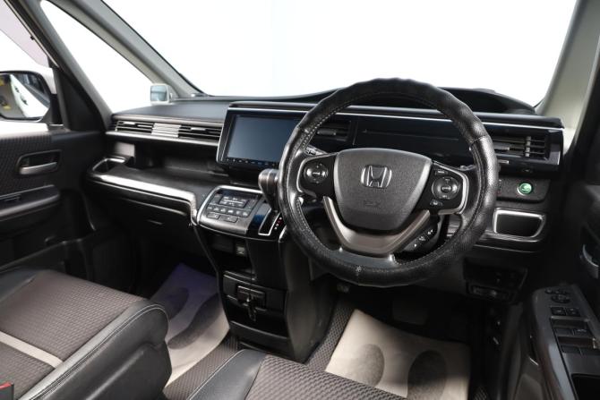 Honda Stepwgn V с пробегом 2015 года, цена 1 799 000 рублей, 140595 км, минивэн, Автокод Объявления
