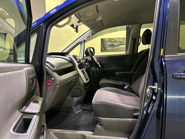 Toyota Voxy II (R70) с пробегом 2009 года, цена 1 099 000 рублей, 292029 км, минивэн, Автокод Объявления