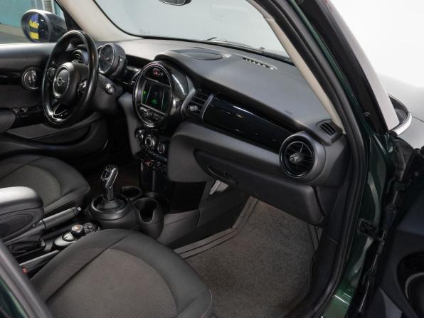 Mini Hatch III (F55/F56) Рестайлинг с пробегом 2018 года, цена 1 499 000 рублей, 131375 км, хэтчбек, Автокод Объявления