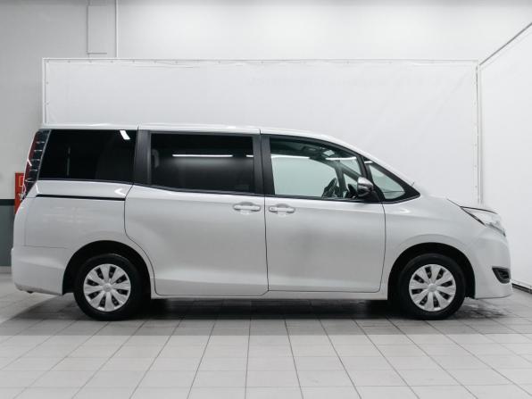 Toyota Noah III (R80) Рестайлинг с пробегом 2018 года, цена 2 490 000 рублей, 76949 км, минивэн, Автокод Объявления