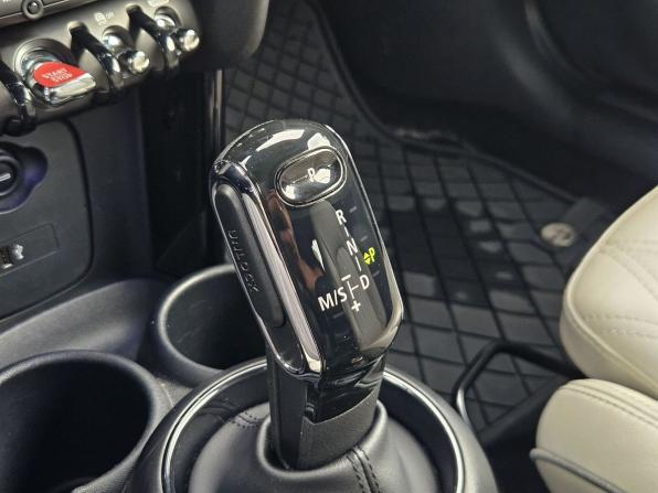 Mini Hatch III (F55/F56) Рестайлинг с пробегом 2020 года, цена 2 500 000 рублей, 94604 км, хэтчбек, Автокод Объявления