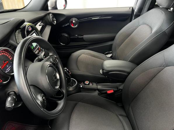 Mini Hatch III (F55/F56) Рестайлинг с пробегом 2020 года, цена 2 199 000 рублей, 47901 км, хэтчбек, Автокод Объявления