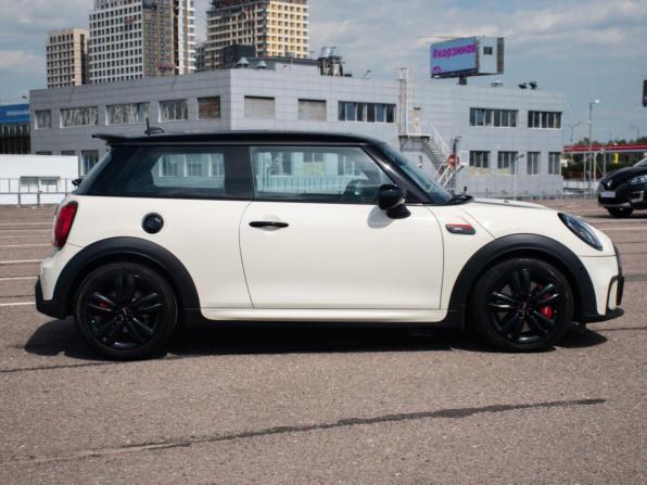 Mini Hatch III (F55/F56) Рестайлинг 2 с пробегом 2021 года, цена 3 848 000 рублей, 65900 км, хэтчбек, Автокод Объявления
