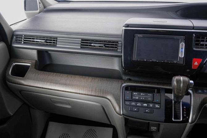 Honda Stepwgn V с пробегом 2015 года, цена 1 639 000 рублей, 180000 км, минивэн, Автокод Объявления