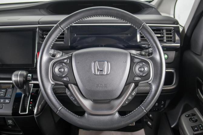 Honda Stepwgn V Рестайлинг с пробегом 2017 года, цена 2 619 000 рублей, 38640 км, минивэн, Автокод Объявления