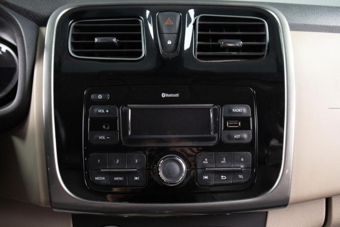 Renault Logan II с пробегом 2017 года, цена 899 000 рублей, 73150 км, седан, Автокод Объявления