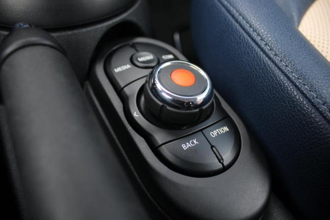 Mini Hatch III (F55/F56) Рестайлинг 2 с пробегом 2021 года, цена 2 379 000 рублей, 57265 км, хэтчбек, Автокод Объявления