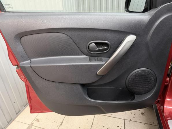 Renault Sandero II с пробегом 2015 года, цена 923 000 рублей, 104768 км, хэтчбек, Автокод Объявления