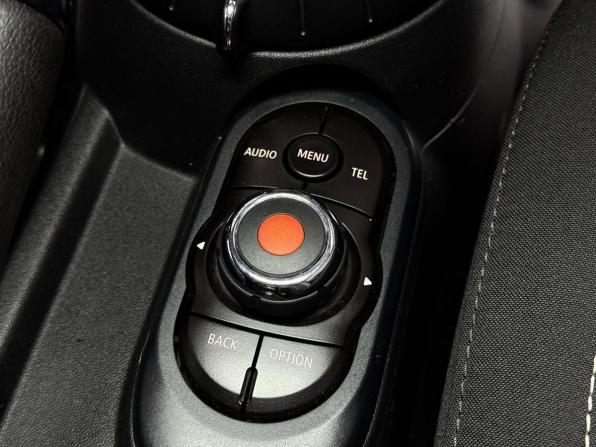 Mini Hatch III (F55/F56) с пробегом 2015 года, цена 2 069 000 рублей, 180000 км, хэтчбек, Автокод Объявления