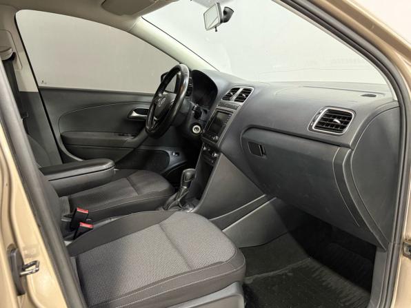 Volkswagen Polo V Рестайлинг с пробегом 2017 года, цена 1 190 000 рублей, 135535 км, седан, Автокод Объявления