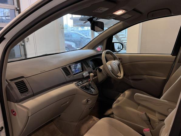 Toyota ISis I Рестайлинг с пробегом 2015 года, цена 1 270 000 рублей, 199321 км, компактвэн, Автокод Объявления