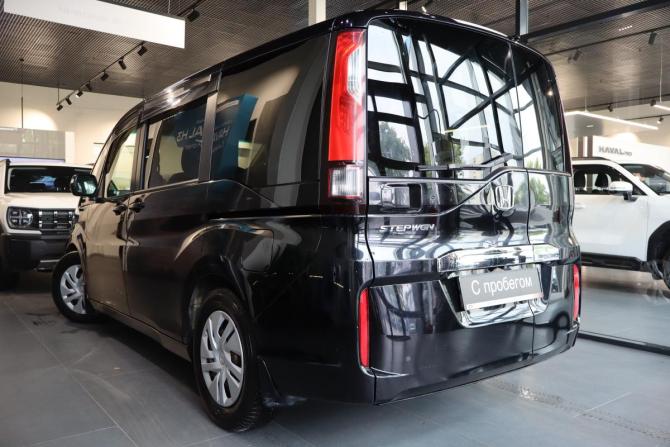 Honda Stepwgn V с пробегом 2017 года, цена 1 269 000 рублей, 235000 км, минивэн, Автокод Объявления
