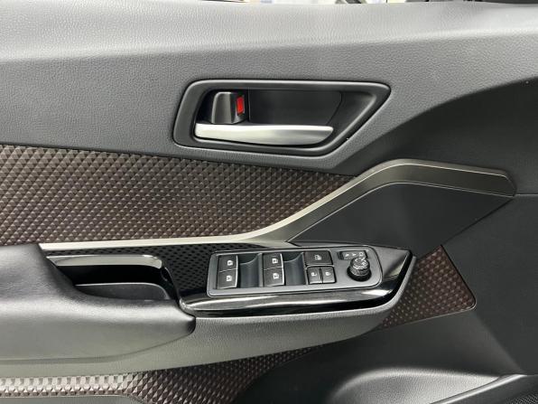 Toyota C-HR I Рестайлинг с пробегом 2019 года, цена 2 299 000 рублей, 110831 км, внедорожник, Автокод Объявления
