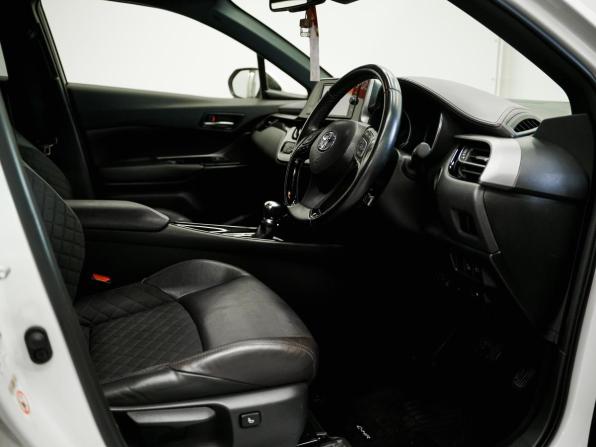 Toyota C-HR I с пробегом 2017 года, цена 1 900 000 рублей, 59819 км, внедорожник, Автокод Объявления