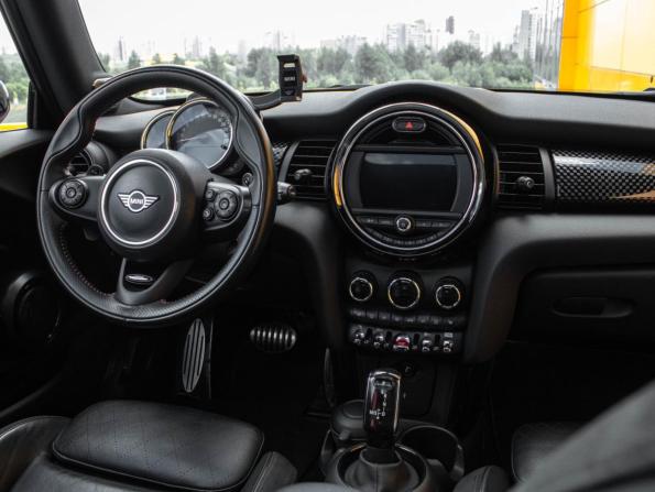 Mini Hatch III (F55/F56) Рестайлинг с пробегом 2019 года, цена 2 800 000 рублей, 56976 км, хэтчбек, Автокод Объявления
