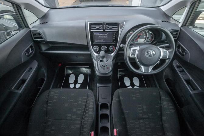 Toyota Ractis II с пробегом 2015 года, цена 1 025 000 рублей, 69800 км, хэтчбек, Автокод Объявления