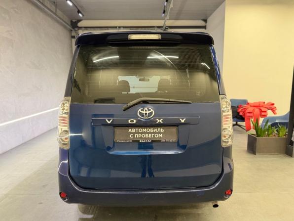 Toyota Voxy II (R70) с пробегом 2009 года, цена 888 000 рублей, 292029 км, минивэн, Автокод Объявления