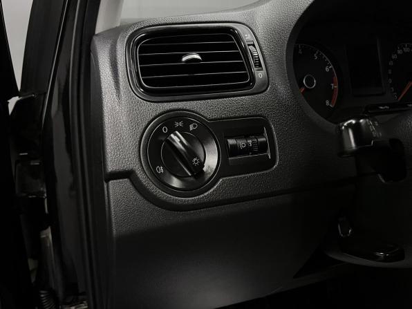 Volkswagen Polo V с пробегом 2015 года, цена 1 045 000 рублей, 100882 км, седан, Автокод Объявления