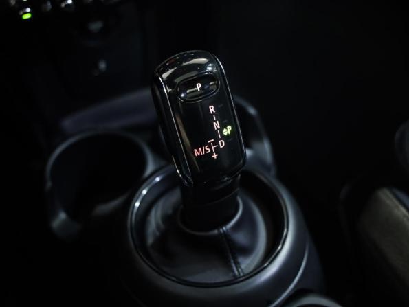 Mini Hatch III (F55/F56) Рестайлинг 2 с пробегом 2021 года, цена 2 399 000 рублей, 70681 км, хэтчбек, Автокод Объявления
