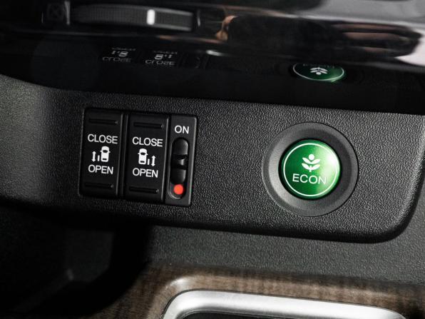 Honda Stepwgn V с пробегом 2015 года, цена 1 689 500 рублей, 165220 км, минивэн, Автокод Объявления
