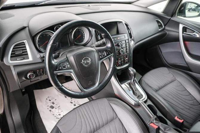 Opel Astra J Рестайлинг с пробегом 2014 года, цена 829 000 рублей, 176000 км, седан, Автокод Объявления