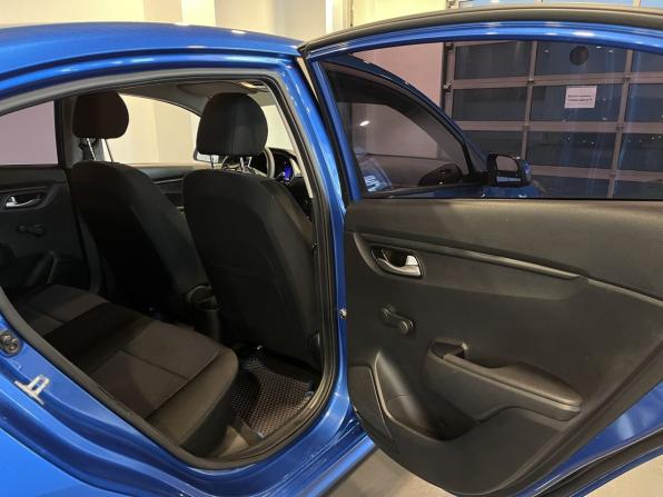 Kia Rio IV Рестайлинг с пробегом 2021 года, цена 1 385 000 рублей, 98097 км, седан, Автокод Объявления