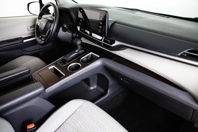 Toyota Sienna IV с пробегом 2021 года, цена 4 299 000 рублей, 5000 км, минивэн, Автокод Объявления
