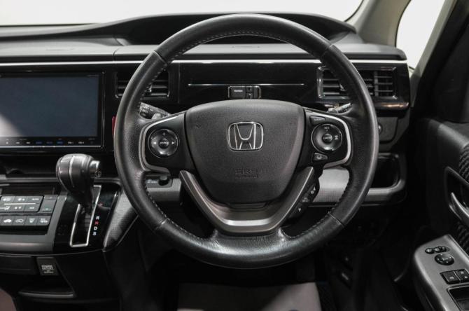 Honda Stepwgn V с пробегом 2016 года, цена 1 799 000 рублей, 117000 км, минивэн, Автокод Объявления