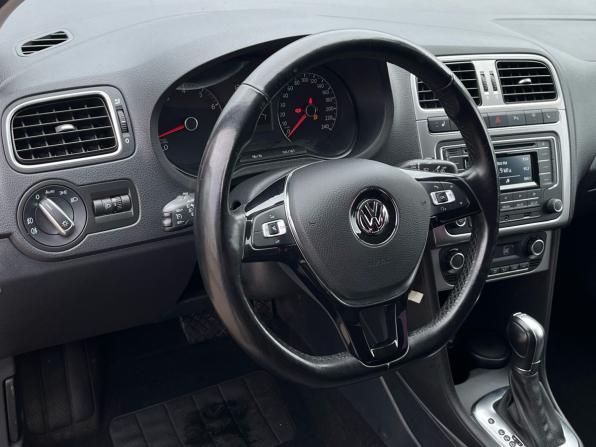 Volkswagen Polo V Рестайлинг с пробегом 2017 года, цена 1 290 000 рублей, 70694 км, седан, Автокод Объявления