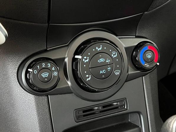 Ford Fiesta Mk6 Рестайлинг с пробегом 2015 года, цена 990 000 рублей, 66500 км, хэтчбек, Автокод Объявления