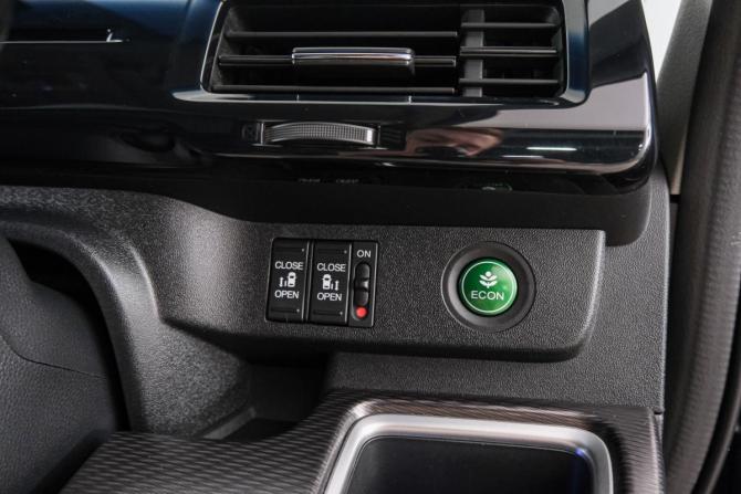 Honda Stepwgn V Рестайлинг с пробегом 2021 года, цена 2 999 000 рублей, 48000 км, минивэн, Автокод Объявления
