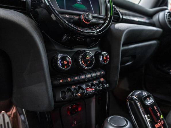 Mini Hatch III (F55/F56) Рестайлинг с пробегом 2019 года, цена 2 780 000 рублей, 54711 км, хэтчбек, Автокод Объявления