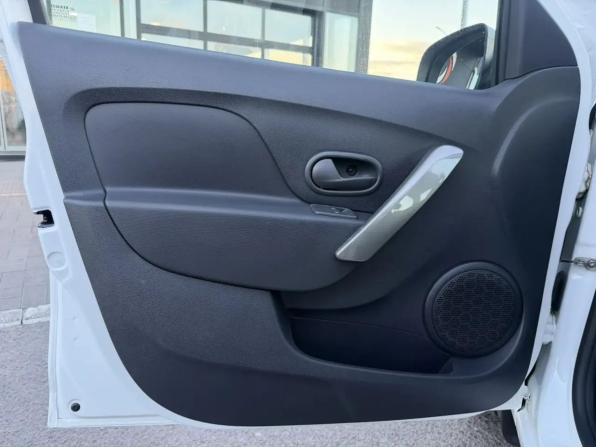 Renault Logan II Рестайлинг с пробегом 2021 года, цена 945 000 рублей, 27393 км, седан, Автокод Объявления