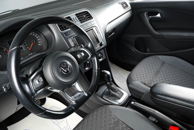 Volkswagen Polo V Рестайлинг с пробегом 2018 года, цена 1 429 000 рублей, 119300 км, седан, Автокод Объявления