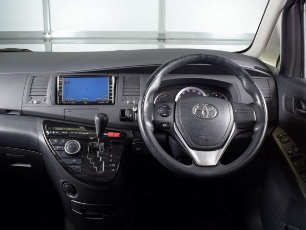 Toyota ISis I Рестайлинг с пробегом 2013 года, цена 1 269 995 рублей, 109161 км, компактвэн, Автокод Объявления